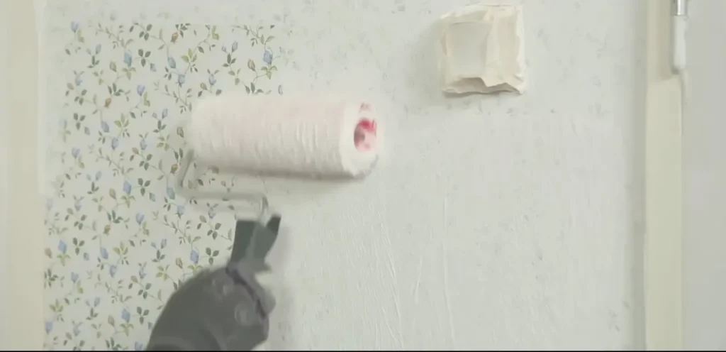 Application de primaire sur un mur en papier peint intissé, préparation pour peinture uniforme et meilleure adhérence