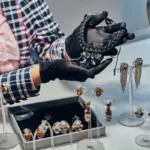 Bijoux anciens sur une table. Une personne nous les présente.